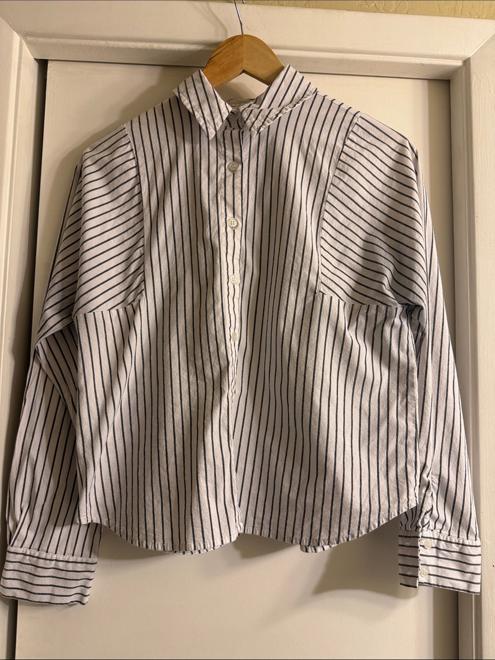 Evereve Women's White Shirt with Black Pinstripes - Classic Button-Up